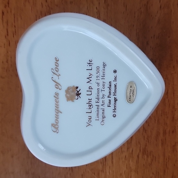 Vintage Heritage House Bouquet of Love - Picture 4 of 4